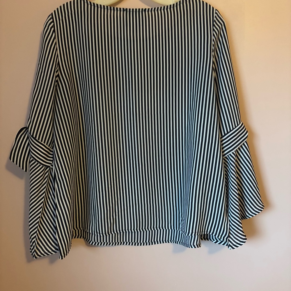 💚W5 Black and White Blouse with Scoop Neck and Tie Sleeves - Picture 5 of 5
